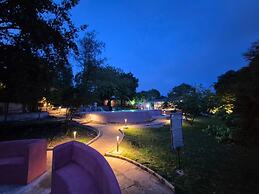 Citrus Prime Hill Queen Resort