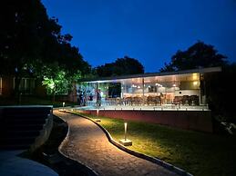 Citrus Prime Hill Queen Resort