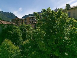 Lake River Apartment