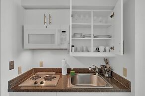 Glamorous Bay View Studio in the Grove