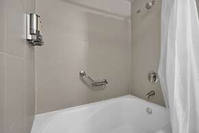 Spectacular Bay View 1bd 2baths in Grove