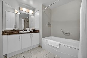 Spectacular Bay View 1bd 2baths in Grove