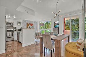 Treetop Retreat Cozy 2 Bedroom in Grove