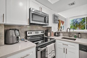 Treetop Retreat Cozy 2 Bedroom in Grove