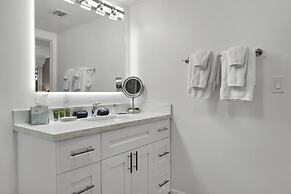 Treetop Retreat Cozy 2 Bedroom in Grove