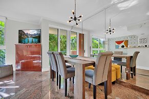 Treetop Retreat Cozy 2 Bedroom in Grove