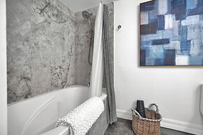 Treetop Retreat Cozy 2 Bedroom in Grove