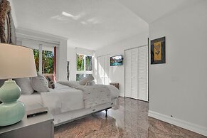 Treetop Retreat Cozy 2 Bedroom in Grove