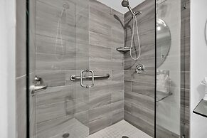 Relaxing Condo with Free Parking