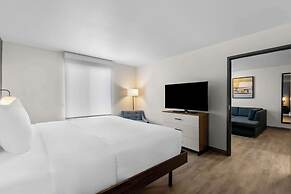 Everhome Suites Glendale Sports Entertainment District