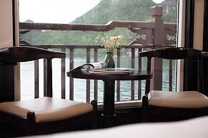 Amanda Cruise on Ha Long Bay