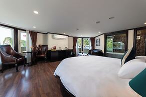 Amanda Cruise on Ha Long Bay