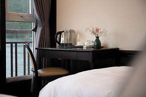 Amanda Cruise on Ha Long Bay