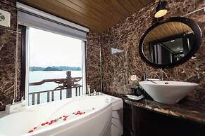 Amanda Cruise on Ha Long Bay