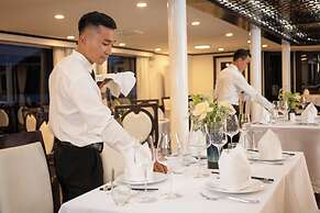 Amanda Cruise on Ha Long Bay