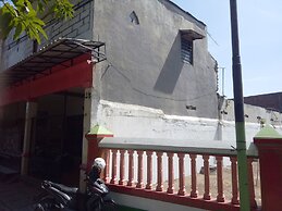 SPOT ON 94042 Homestay Rungkut Syariah