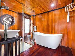 Hera Classic Boutique Cruise Ha Long Bay