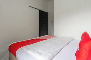 OYO 94049 Pondok Accilia