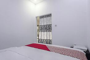 OYO 94049 Pondok Accilia