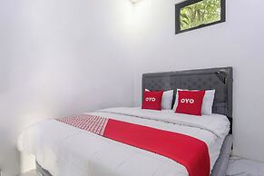 OYO 94049 Pondok Accilia