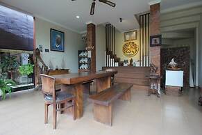 Capital O 94011 Binhari Guest House