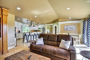 Portland Area Group Getaway: Hot Tub & Views!