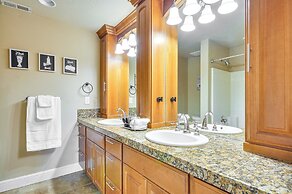 Portland Area Group Getaway: Hot Tub & Views!