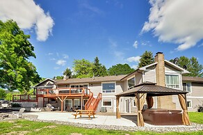 Portland Area Group Getaway: Hot Tub & Views!