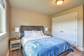 Portland Area Group Getaway: Hot Tub & Views!