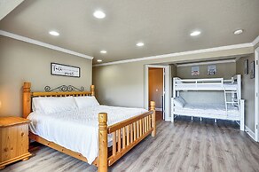 Portland Area Group Getaway: Hot Tub & Views!