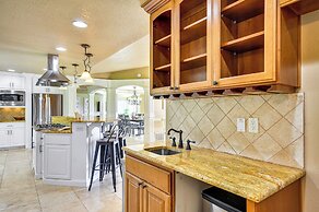 Portland Area Group Getaway: Hot Tub & Views!