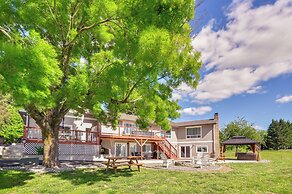 Portland Area Group Getaway: Hot Tub & Views!