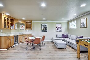 Portland Area Group Getaway: Hot Tub & Views!