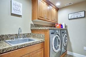 Portland Area Group Getaway: Hot Tub & Views!