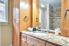 Portland Area Group Getaway: Hot Tub & Views!