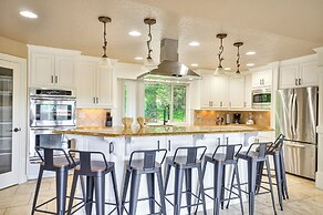 Portland Area Group Getaway: Hot Tub & Views!