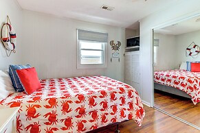 Oak Island Condo w/ Ocean View: Steps to Beach!