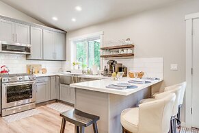 Freeland Retreat - Deck, Fire Pit & Beach Access!