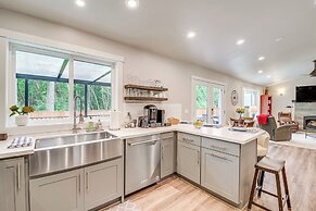 Freeland Retreat - Deck, Fire Pit & Beach Access!