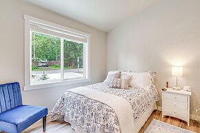 Freeland Retreat - Deck, Fire Pit & Beach Access!