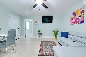 Modern Tampa Apartment ~ 3 Mi to Busch Gardens!