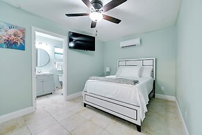 Modern Tampa Apartment ~ 3 Mi to Busch Gardens!