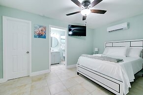 Modern Tampa Apartment ~ 3 Mi to Busch Gardens!