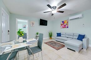 Modern Tampa Apartment ~ 3 Mi to Busch Gardens!