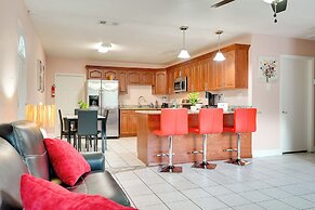 Tampa Vacation Rental ~ 3 Mi to Busch Gardens!