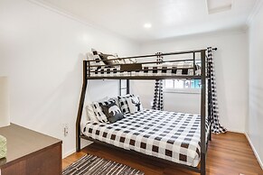 Cozy Mountain Cabin in Big Bear Lake w/ Hot Tub!