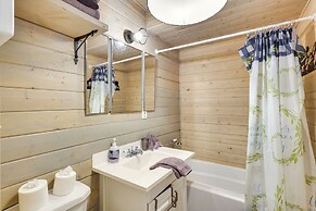 Cozy Mountain Cabin in Big Bear Lake w/ Hot Tub!