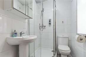 2 Bedroom Apartment - Parking, Wifi, Central
