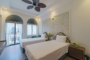 Lotus Hotel - Vuon vua