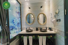 Lotus Hotel - Vuon vua